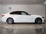 ご納車後も全国約200拠店のBMW正規ディーラーサービス工場にて保証対応いたします。お近くのBMW正規ディーラーをご案内の上、アフターメンテナンスをお受け頂けますので、安心してお乗りいただけます!!