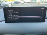 お手元のスマートフォンと接続して頂く事で使用可能な「Apple CarPlay/Android Auto」電話の応答は勿論、メッセージの受信やLINE、音楽接続からナビアプリの使用まで幅広く活躍致します。