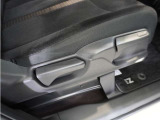 【ハイトアジャスター】レバーの上下操作だけで、座面を運転しやすい高さへ簡単に調節できます。