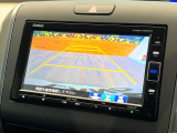 【バックカメラ】駐車時に後方がリアルタイム映像で確認できます。大型商業施設や立体駐車場での駐車時や、夜間のバック時に大活躍!運転スキルに関わらず、今や必須となった装備のひとつです!