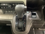 CVT車のセレクトレバーです。低速から高速まで、変速ショックのないスムーズな走りを実現するとともに、エンジン効率のよい領域を維持することで燃費にも貢献します。