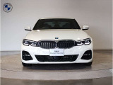 【BMWの伝統】BMWの特徴的な“キドニーグリル”は、80年以上続く伝統の形でございます。変わらないこだわりのデザインが、プレミアムブランド“BMW”を創り出します。