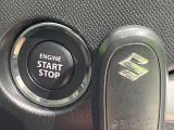 【キーレススタートシステム】カバンやポケットに入れたままでもドアの施錠・解錠が可能なスマートキーを装備。エンジンのオン・オフ時もカギを取り出す必要が無いからとっても便利です♪