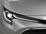 LEDヘッドランプには「オートマチックハイビームシステム」を搭載。夜間走行時にハイビームで走行可能と判断した場合、ロービームとハイビームを自動的に切り替え、前方視界確保をアシストします。