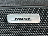 【BOSEサウンドシステム】メーカーオプションの高品位サウンドシステムを搭載。専用のチューニングが施された大小様々なスピーカーから良質なサウンドが奏でられ、臨場感あふれる音響空間を演出します。