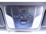 コネクティッドサ-ビスのヘルプネット機能を搭載しています。車両の位置情報などが自動で送信されるので、迅速な緊急車両の手配ができます。機能の詳細はスタッフまでお問い合わせください