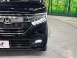 【LEDヘッドライト】悪天候や夜間走行時も良好な視界を確保し安心して運転できる高輝度LEDヘッドライトを装備!点灯速度が早く、消費電力も抑えられています。