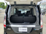 デュアルバックドア機能搭載!真ん中から開閉できますので、後ろが狭い駐車場や荷物の雪崩など活躍ポイントいっぱいですね!