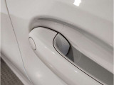 BMWのドアを閉めた時の重厚感は所有者様の満足度を高めてくれます。