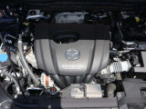 「SKYACTIV-G(ガソリン)」は、規格外の高圧縮を実現し、世界のエンジン技術者に驚きを与えました。さらに、それを維持したままノッキングの発生を抑え、熱効率を向上、走りにも寄与したエンジンです。