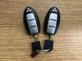 【スマートキー】 カードキーを携帯していれば、ドアハンドルのボタンを押すだけで、ロックの解除ができます
