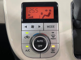 【オートエアコン】一度お好みの温度に設定すれば、車内の温度を検知し風量や温度を自動で調整。暑い…寒い…と何度もスイッチ操作をする必要はありません。快適な車内空間には必須の機能ですね♪