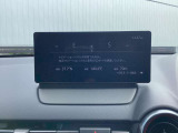【マツダコネクト】  オーディオ操作、車両装備、ナビ案内など、統合的にモニターできる見やすいサイズのディスプレイです。