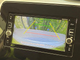 【バックカメラ】駐車時に後方がリアルタイム映像で確認できます。大型商業施設や立体駐車場での駐車時や、夜間のバック時に大活躍!運転スキルに関わらず、今や必須となった装備のひとつです!