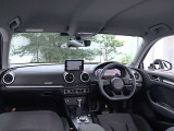 内装はシンプルに使い勝手を考え作られています。お車を運転する感覚をダイレクトに体感して頂けます。室内も広くロングドライブにも快適にお過ごしいただけます。