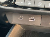 タイプC端子、USB端子を運転席に搭載!充電もらくらく♪