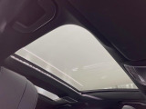 ●サンルーフ:開放感たっぷりの希少装備、サンルーフが装着されています!車内に明かりを取り入れたり景色を楽しむ以外にも、車内の空気も簡単に換気できて快適です!