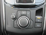 手元には運転姿勢を崩さずに操作していただける、ロータリーコマンダースイッチが装備されております。