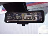 インテリジェントルームミラー搭載で、車の後方に設置されたカメラ映像を映し出してシートバックやヘッドレスト、同乗者に視界が遮られることがなく視認性が非常に良いです