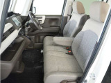 運転席と助手席は足元が繋がっているので自由に行き来しやすいので駐車場が狭いときでも助手席側からスムーズに乗り降りできて便利!
