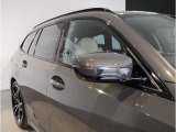 ドアミラーにはLEDウインカーが埋め込まれており、対向車からの視認性を高めております。