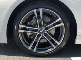 BMW純正18インチホイール。洗練されたデザインで、足元の個性を引き立てます。