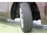 タイヤサイズ 155/65R14。シンプルなデザインのホイールキャップを装着しています。