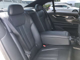 後席も使用感はさほど感じず、運転席・助手席同様に清潔感があります。後席シートもしっかりと作り込まれていますので、座り心地も悪くありません。是非、実車にてご確認下さい。