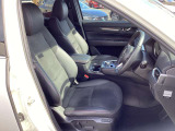 運転席はまっすぐな姿勢でシートに座り、足を自然に伸ばして操作できる位置各ペダルを配するという理想的なレイアウトを実現しています!ぜひ一度MAZDAのドライビングポジションをご体感ください。