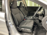 乗降がしやすい運転席。高さが調節できて小柄な方でもベストポジションをとることができます。
