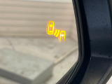 【ブラインドスポットモニター】走行中、ドアミラーの死角になりやすい箇所に後続車が接近するとサイドミラーのレンズに警告を表示!ドライバーに注意喚起をしてくれます。