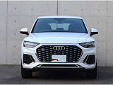 ●一目でAudiとわかる特徴的なシングルフレームグリル・LEDランプ。精悍なフロントマスクからAudiのスマートで上品なブランドを連想させてくれます。女性にも大変ご好評頂いております。