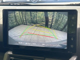 【バックカメラ】駐車時に後方がリアルタイム映像で確認できます。大型商業施設や立体駐車場での駐車時や、夜間のバック時に大活躍!運転スキルに関わらず、今や必須となった装備のひとつです!