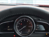 運転視界の遠方上方に虚像を投影することで前を見ながら情報の視認ができます。本当にドライバーが必要な情報を適切に伝え、楽しんで頂くことを考えた新世代装備です。※虚像は1.5m前方に浮かぶイメージです。