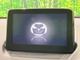 【マツダコネクトナビ】車内の雰囲気にマッチした一体型タイプのナビ。各種車輌設定やBluetooth再生等、様々な機能が楽しめます。直感的なダイヤル操作が可能で、使い勝手も良好です。