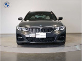 【BMWの伝統】BMWの特徴的な“キドニーグリル”は、80年以上続く伝統の形でございます。変わらないこだわりのデザインが、プレミアムブランド“BMW”を創り出します。