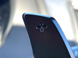 【パドルシフト】ハンドルから手を離さずに素早くシフトアップ&ダウンができるので、エンジンブレーキを使う下り坂や高速道路の合流で加速したい場面で役立ちます。