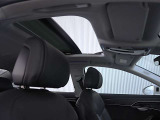 パノラマサンルーフにより車内がより一層明るくなります