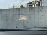 HUD: ヘッドアップディスプレイはドライバーが前方に集中できるよう、ナビや車速情報をフロントガラスに投影するシステムです。