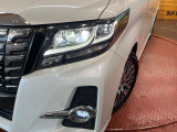 【LEDヘッドライト】悪天候や夜間走行時も良好な視界を確保し安心して運転できる高輝度LEDヘッドライトを装備!点灯速度が早く、消費電力も抑えられています。