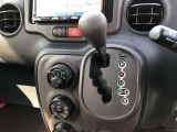 操作しやすいATシフトです。 シフトチェンジを気にしなくていいので運転だけに集中できますね。 自然と手に届くところにある、手になじむ形状のシフトノブがいいですね。