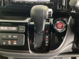 CVT車のセレクトレバーです。低速から高速まで、変速ショックのないスムーズな走りを実現するとともに、エンジン効率のよい領域を維持することで燃費にも貢献します。