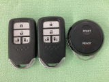 スマートキー付きですからドアロックの開閉およびエンジンスタートが楽々です。電動スライドドアの開け閉めもボタンで操作できます。加えて、純正リモコンエンジンスターター用の操作キーもついています。