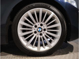 BMW純正アルミホイールです。納車時にはアルミホイールコーティングも承っております!是非ご検討下さいませ。