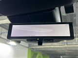 【デジタルルームミラー】車両後方カメラの映像をルームミラーに映すことが出来ます。 そのため、後席に人や荷物があって後方が見えづらい場合でもしっかり視界を確保することが出来ます。
