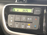 【オートエアコン】一度お好みの温度に設定すれば、車内の温度を検知し風量や温度を自動で調整。暑い…寒い…と何度もスイッチ操作をする必要はありません。快適な車内空間には必須の機能ですね♪