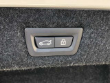 ボタン操作ひとつでトランクの開閉を可能とする電動トランクが付いております。