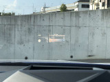 HUD: ヘッドアップディスプレイはドライバーが前方に集中できるよう、ナビや車速情報をフロントガラスに投影するシステムです。