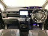 車内は光触媒抗菌消臭施工済です。インパネ周りはスタイリッシュなデザインで機能や装備も充実しています。グローブボックスやカップホルダーのほかにトレーなどたくさんの収納スペースが付いています。