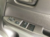 パワーウィンドウのスイッチですよ。運転席に居ながら窓を開け閉めのコントロールできます。